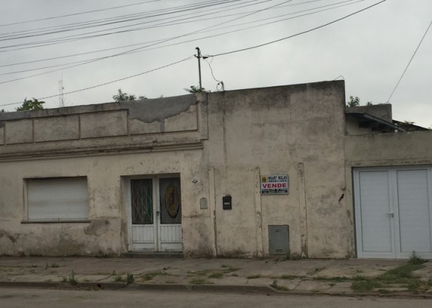 Casa Refaccionada con Local al frente